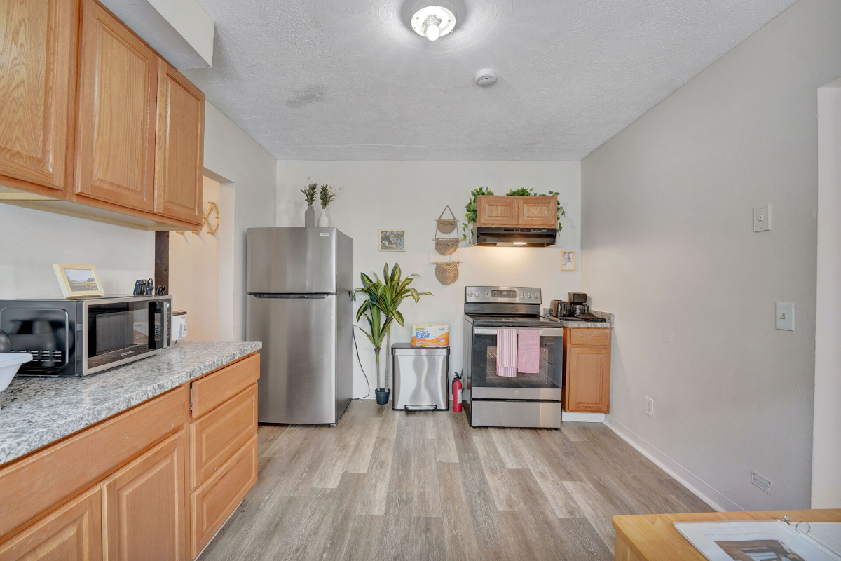 Rustic, Pet-Friendly Furnished 2BR Apartment Near Hospital (Unit 1) - Photo 3