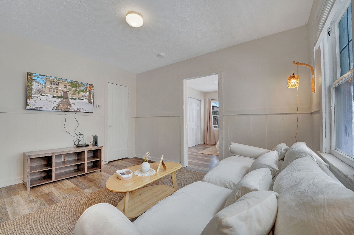 Rustic, Pet-Friendly Furnished 2BR Apartment Near Hospital (Unit 1) - Photo 9
