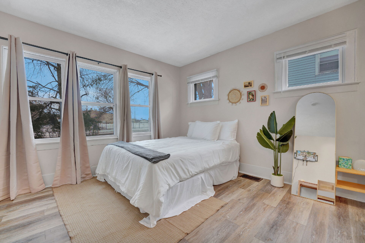 Rustic, Pet-Friendly Furnished 2BR Apartment Near Hospital (Unit 1) - Photo 1