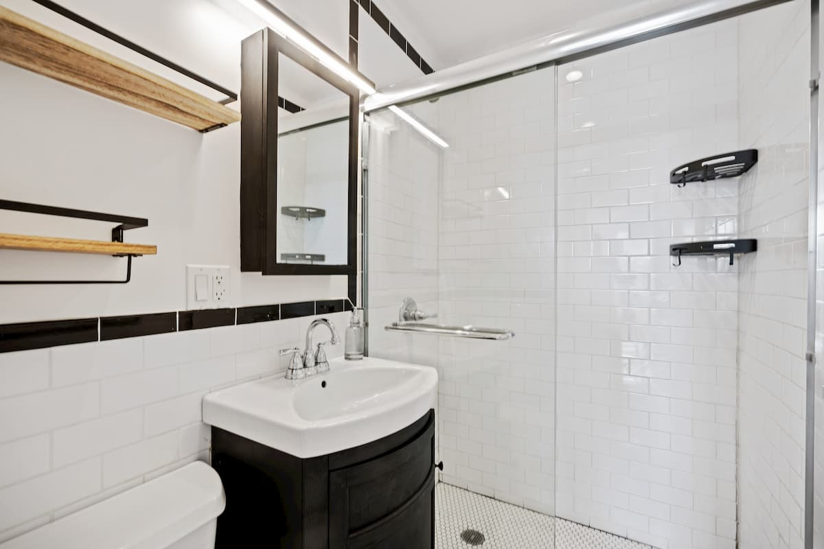 Private Bedroom near hospital in 107 Greenpoint Ave - Photo 11