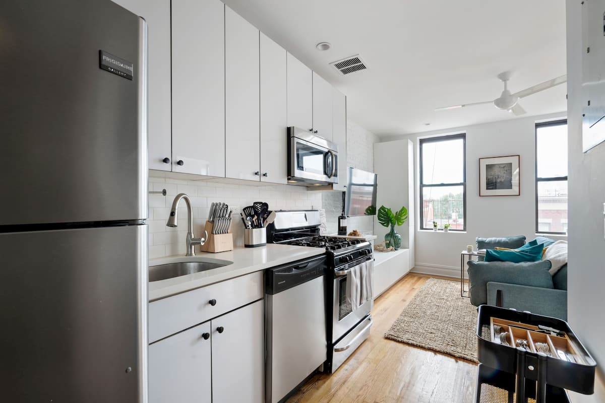 Private Bedroom near hospital in 107 Greenpoint Ave - Photo 4