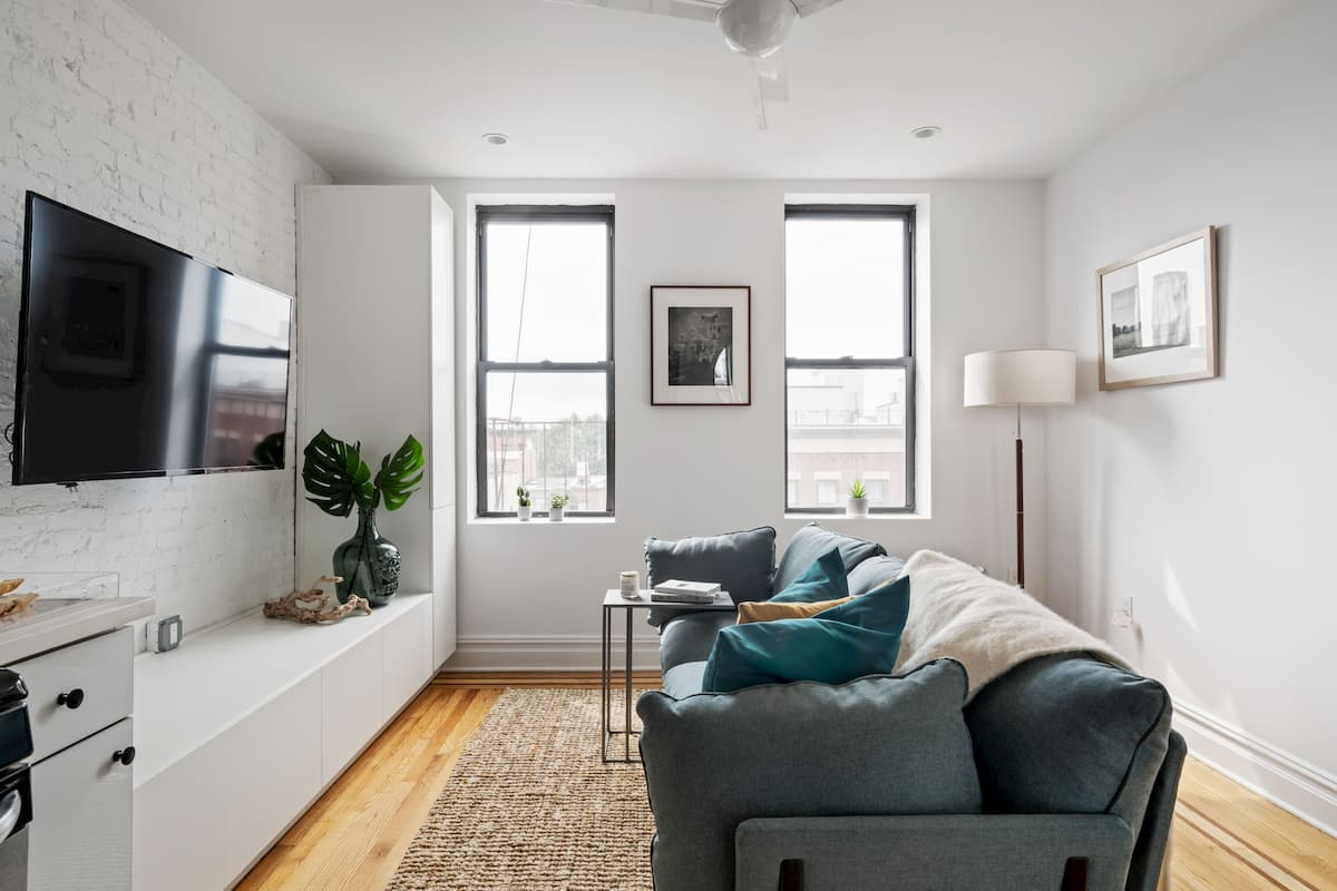 Private Bedroom near hospital in 107 Greenpoint Ave - Photo 12