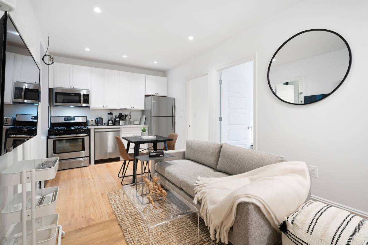 Private Bedroom near hospital in 107 Greenpoint Ave - Photo 3
