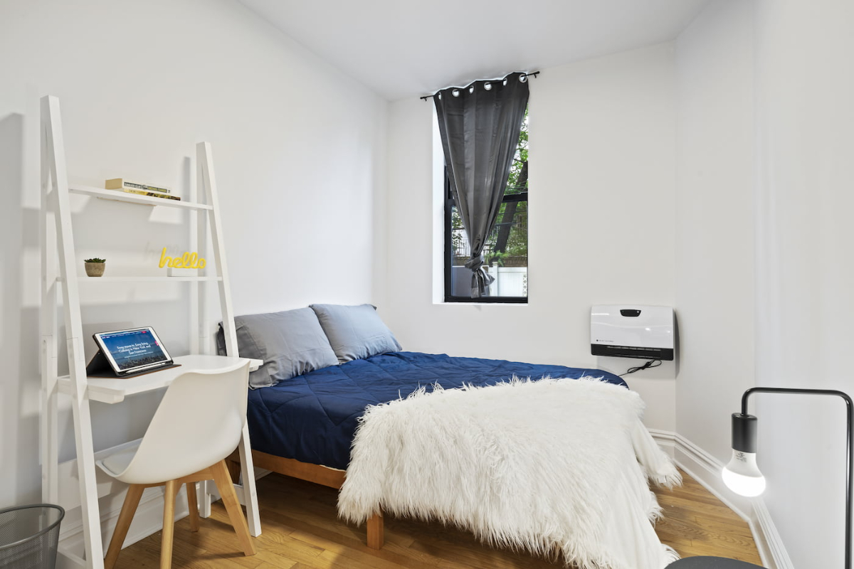 Private Bedroom near hospital in 107 Greenpoint Ave - Photo 1