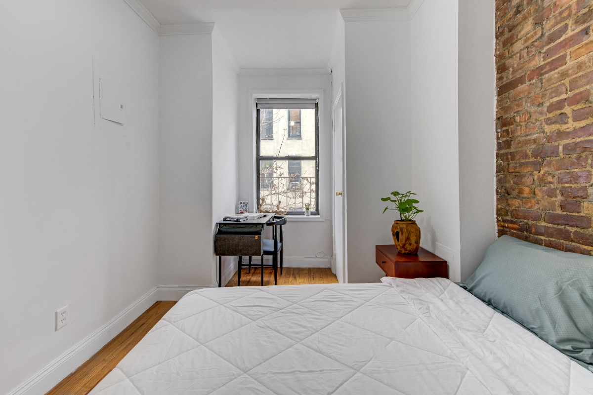 Private Bedroom near hospital in 118 East 102nd St - Photo 3