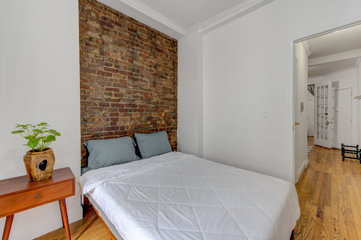 Private Bedroom near hospital in 118 East 102nd St - Photo 2