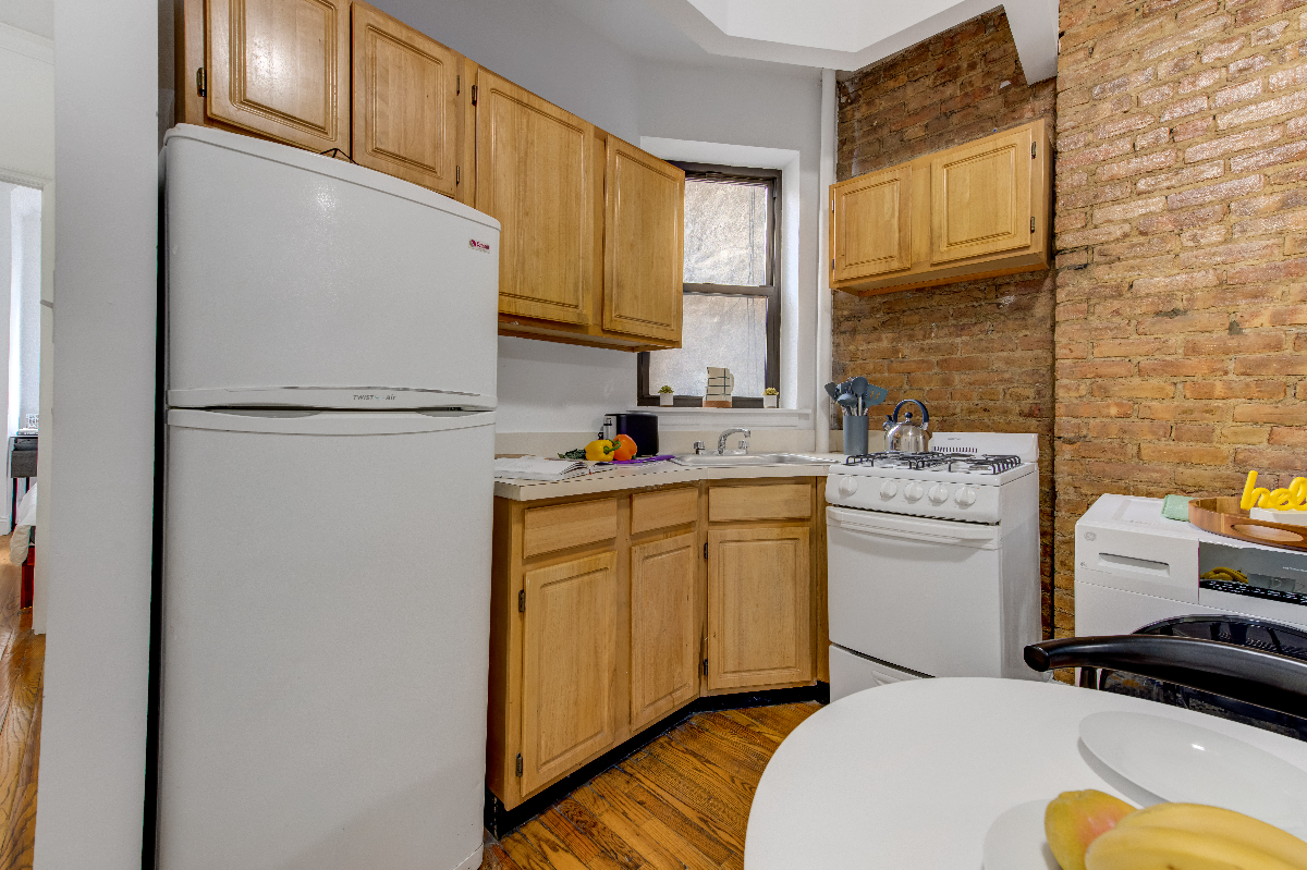 Private Bedroom near hospital in 118 East 102nd St - Photo 10