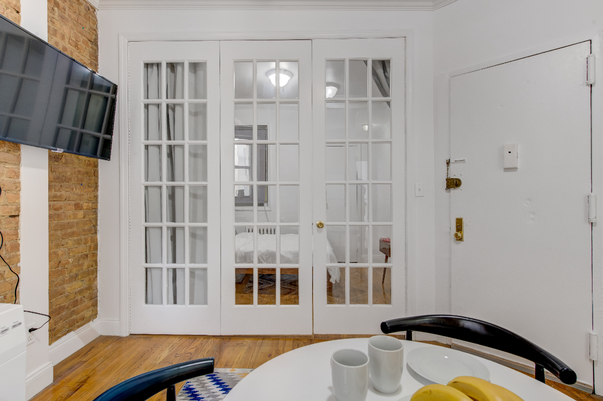 Private Bedroom near hospital in 118 East 102nd St - Photo 12