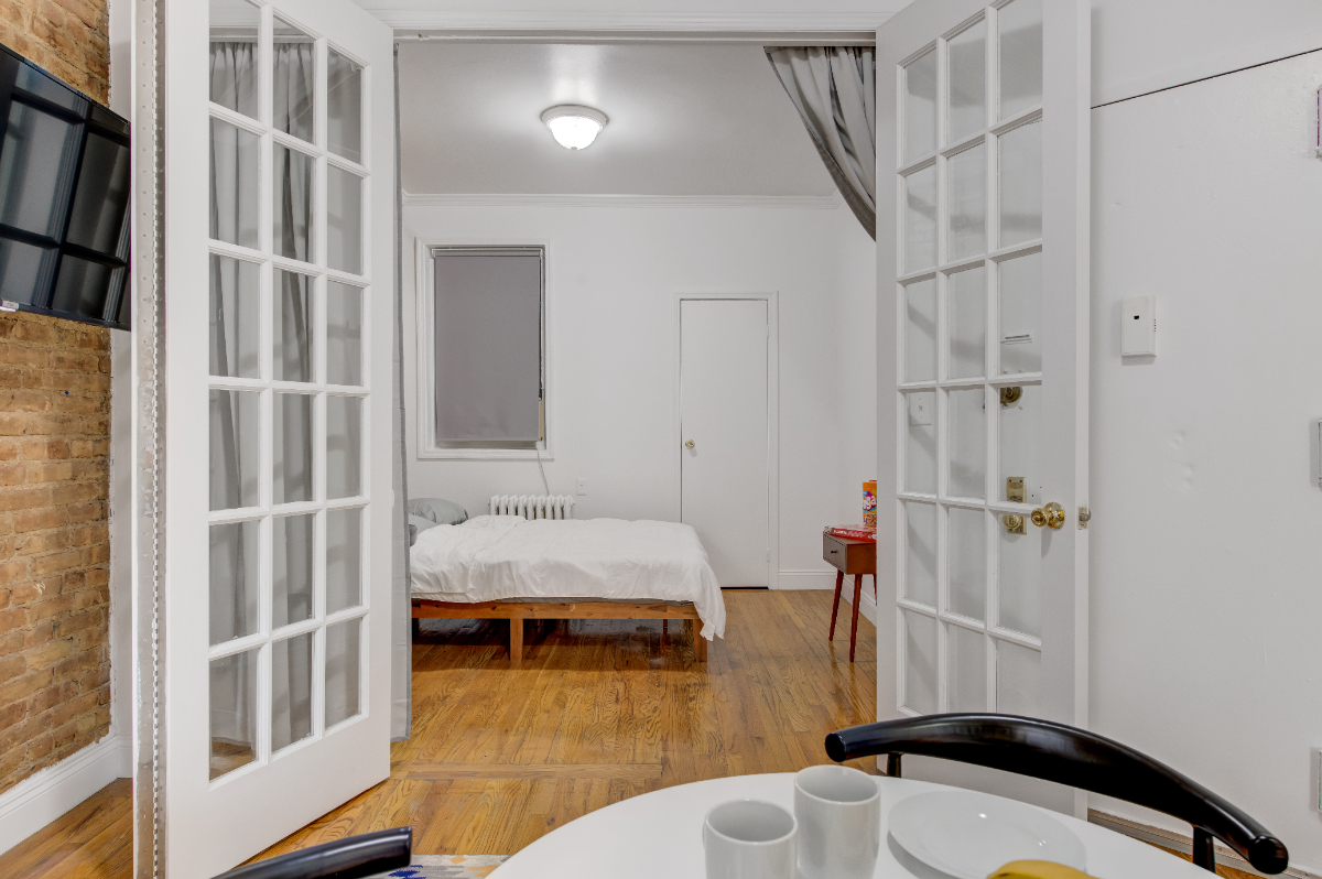 Private Bedroom near hospital in 118 East 102nd St - Photo 5
