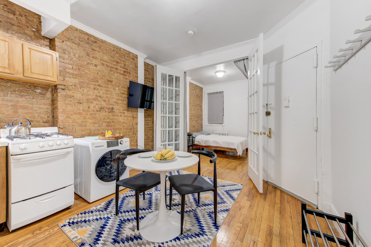 Private Bedroom near hospital in 118 East 102nd St - Photo 9