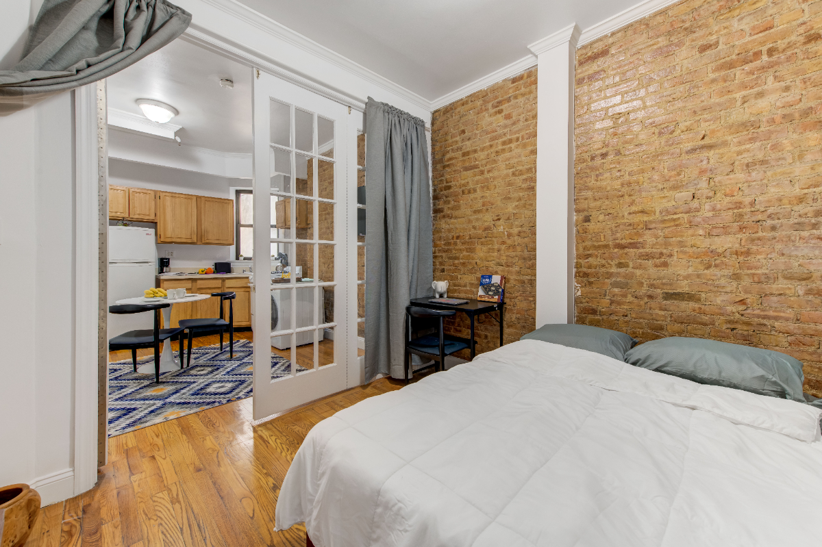 Private Bedroom near hospital in 118 East 102nd St - Photo 4