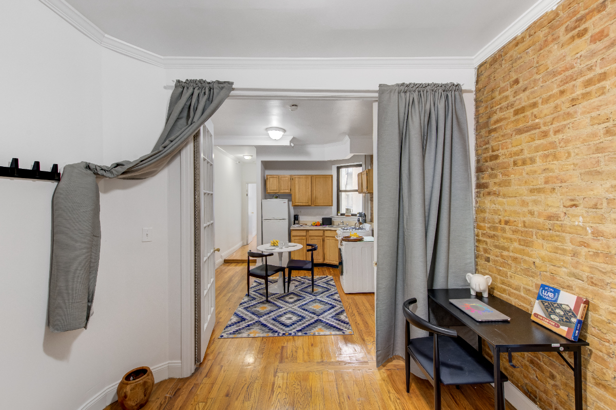 Private Bedroom near hospital in 118 East 102nd St - Photo 11