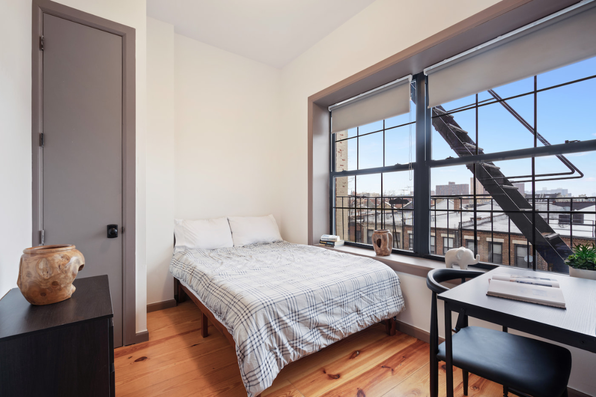Private Bedroom near hospital in 209 West 135th St - Photo 1