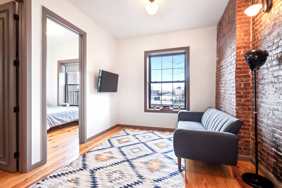 Private Bedroom near hospital in 209 West 135th St - Photo 6