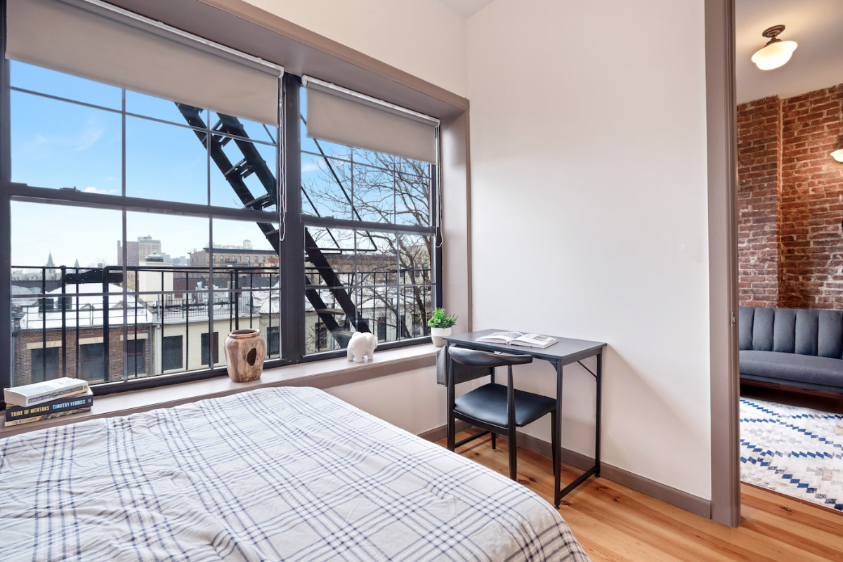 Private Bedroom near hospital in 209 West 135th St - Photo 3