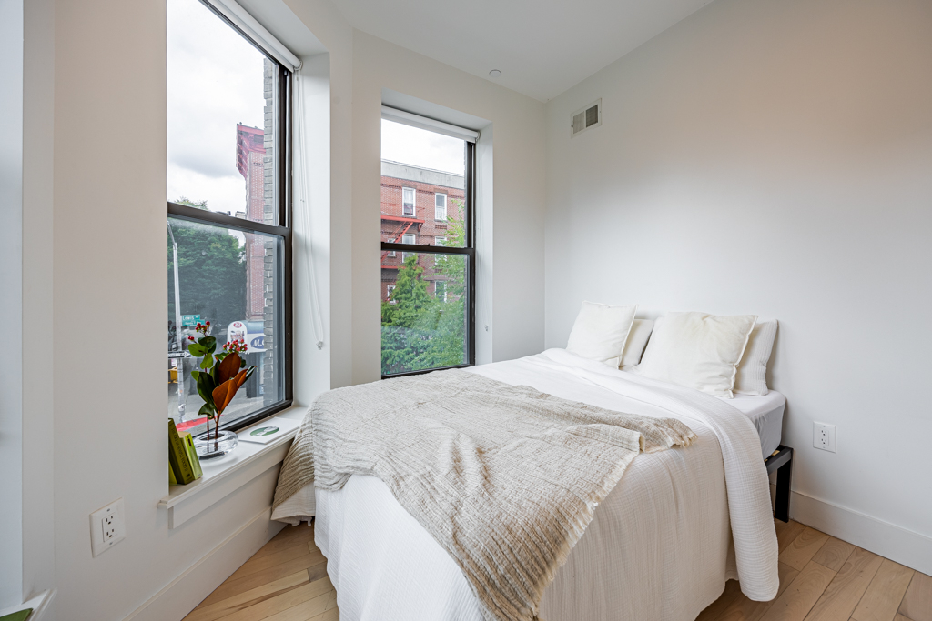 Private Bedroom near hospital in 529 Monroe St - Photo 1