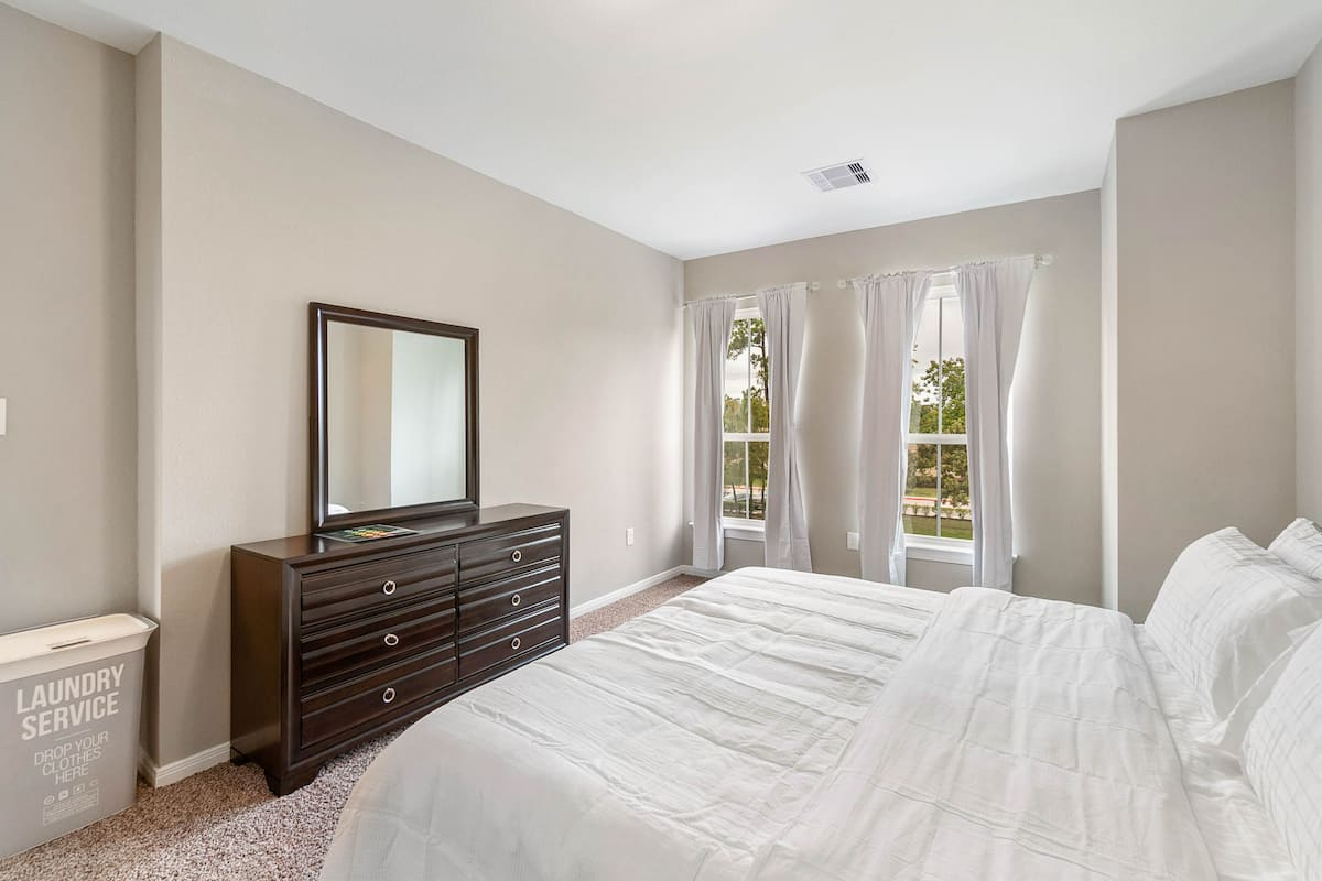 Beautiful Single-Family Home - 10 Minutes from IAH Airport - Photo 2
