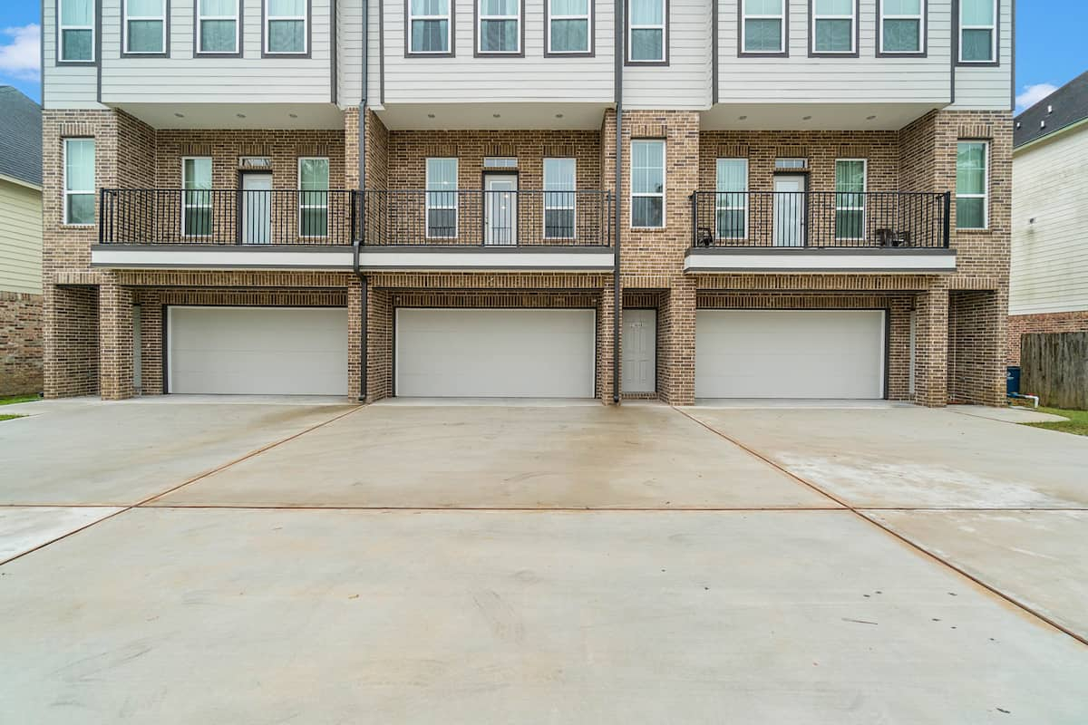 Beautiful Single-Family Home - 10 Minutes from IAH Airport - Photo 4