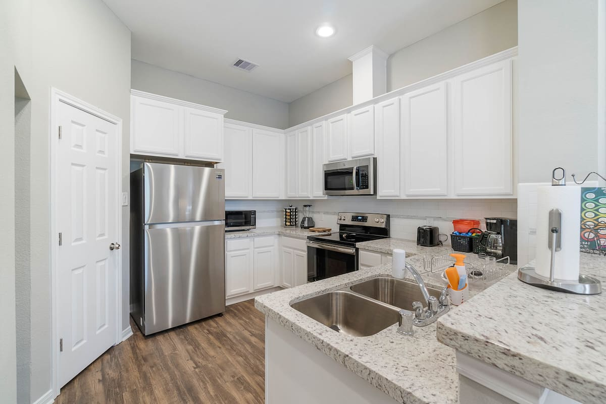 Beautiful Single-Family Home - 10 Minutes from IAH Airport - Photo 6
