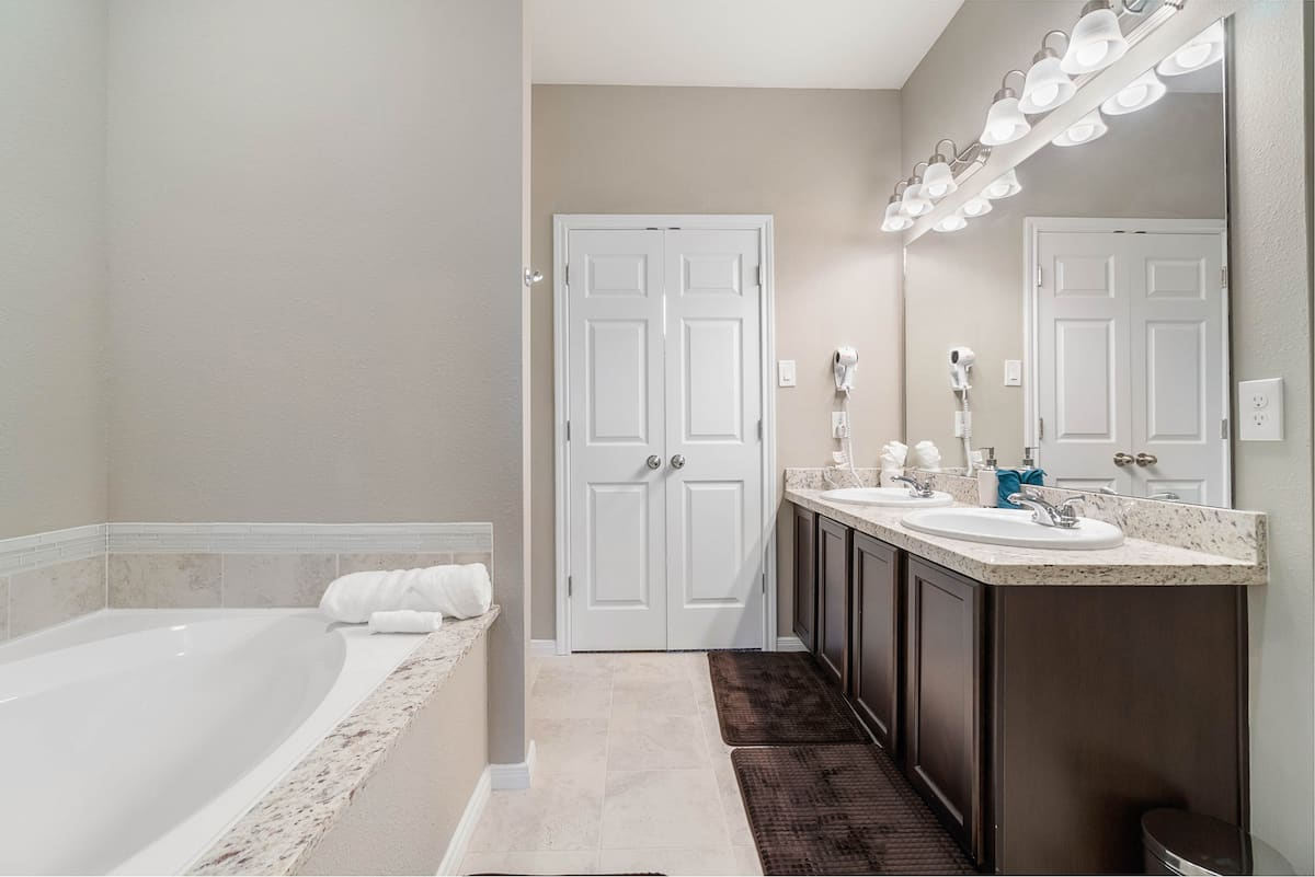Beautiful Single-Family Home - 10 Minutes from IAH Airport - Photo 7