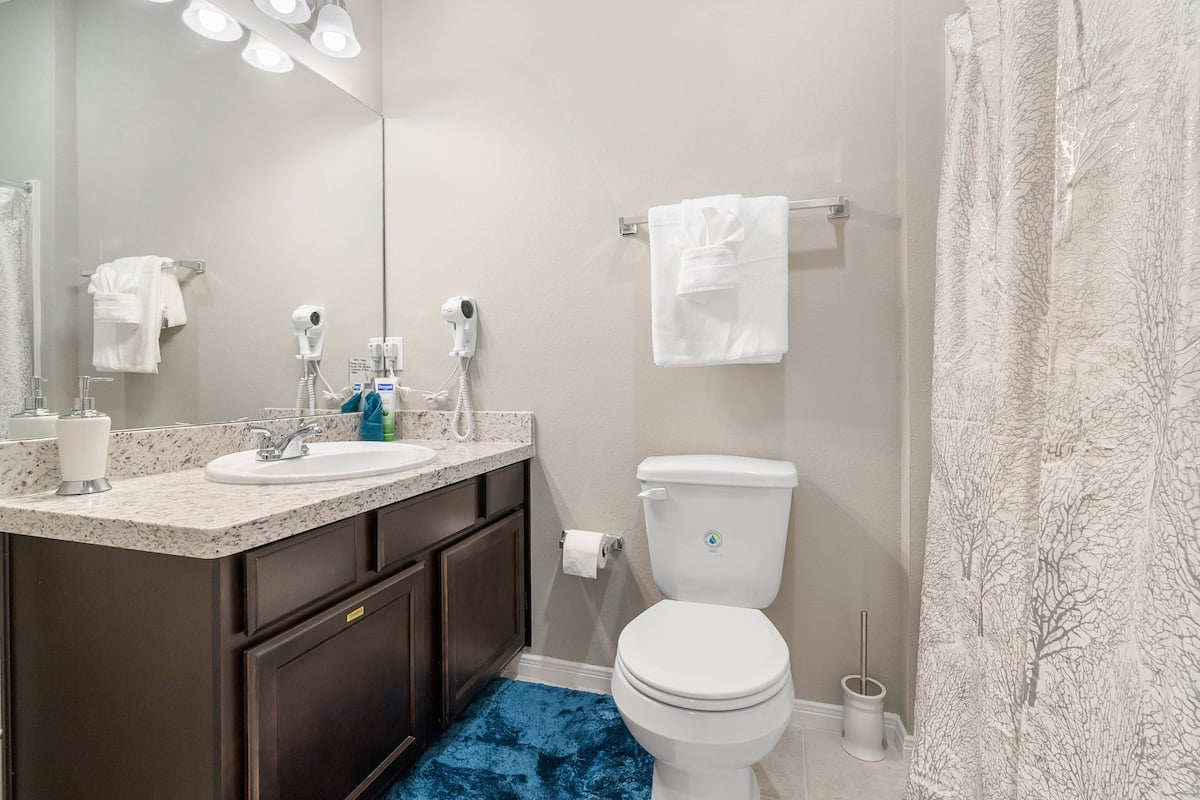 Beautiful Single-Family Home - 10 Minutes from IAH Airport - Photo 8