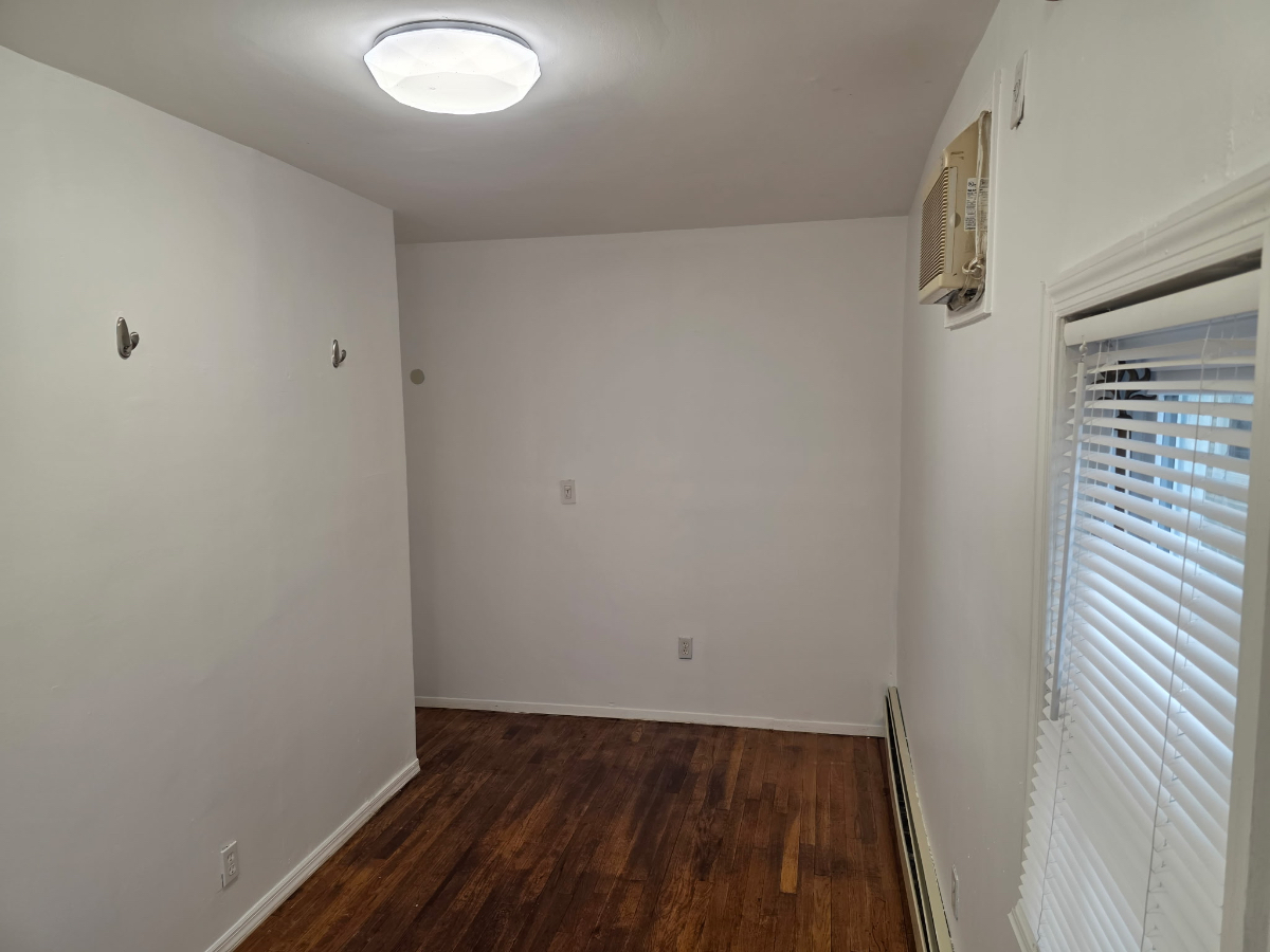 Spacious 3BR / 1BA Apartment in Laurelton Water Included - Photo 3