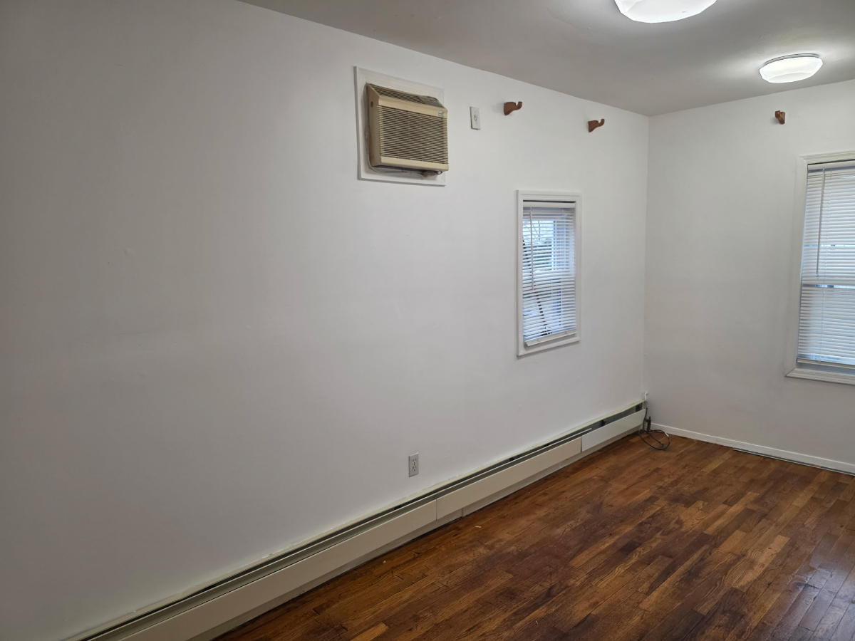Spacious 3BR / 1BA Apartment in Laurelton Water Included - Photo 2