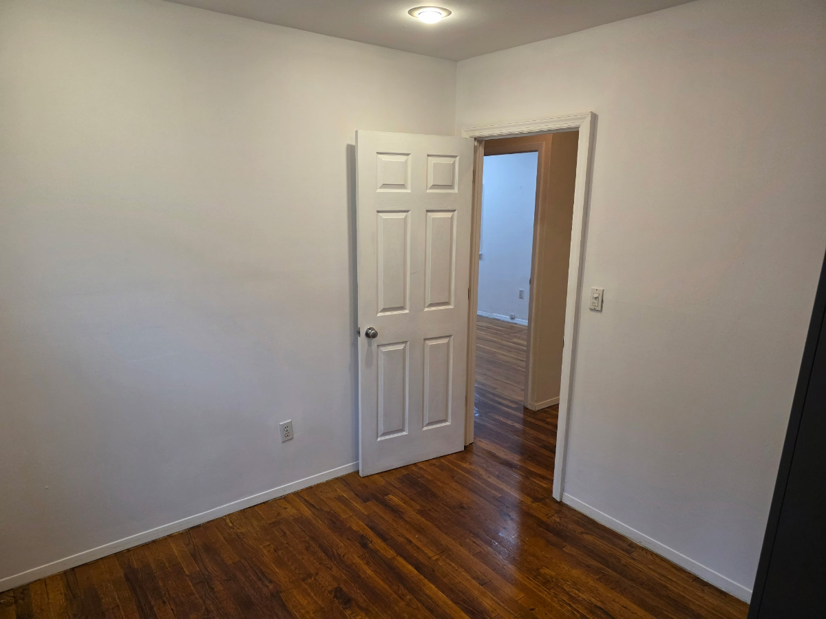 Spacious 3BR / 1BA Apartment in Laurelton Water Included - Photo 4