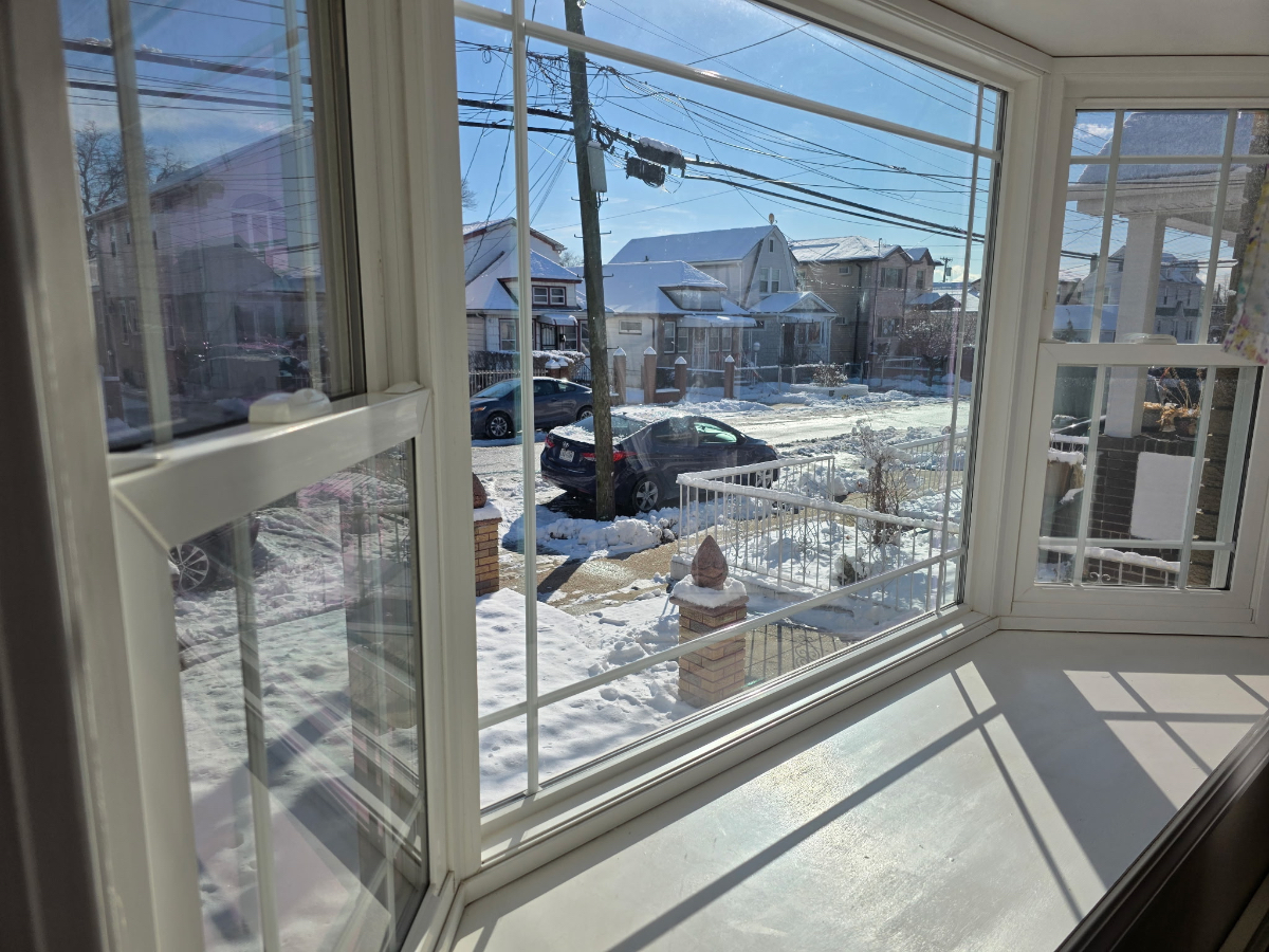 Spacious 3BR / 1BA Apartment in Laurelton Water Included - Photo 1