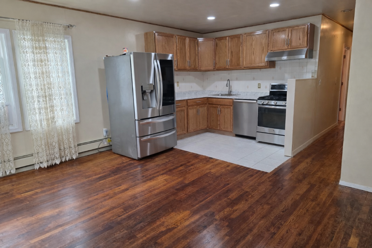 Spacious 3BR / 1BA Apartment in Laurelton Water Included - Photo 8