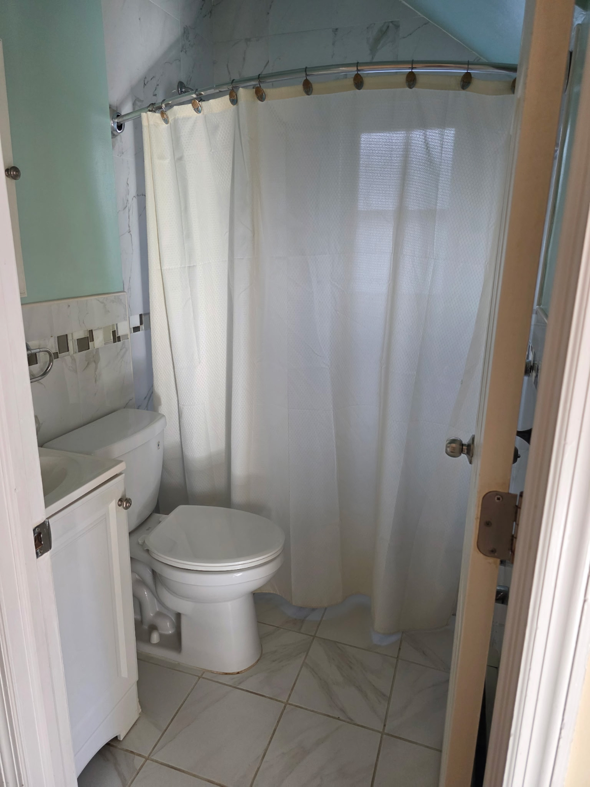 Spacious 3BR / 1BA Apartment in Laurelton Water Included - Photo 9