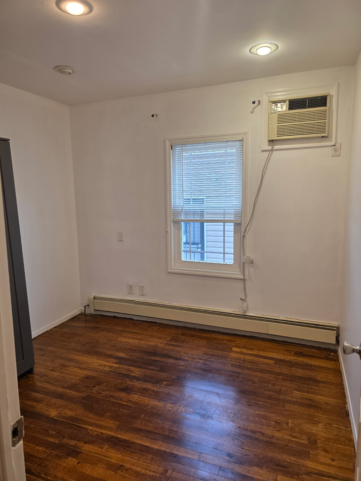 Spacious 3BR / 1BA Apartment in Laurelton Water Included - Photo 10