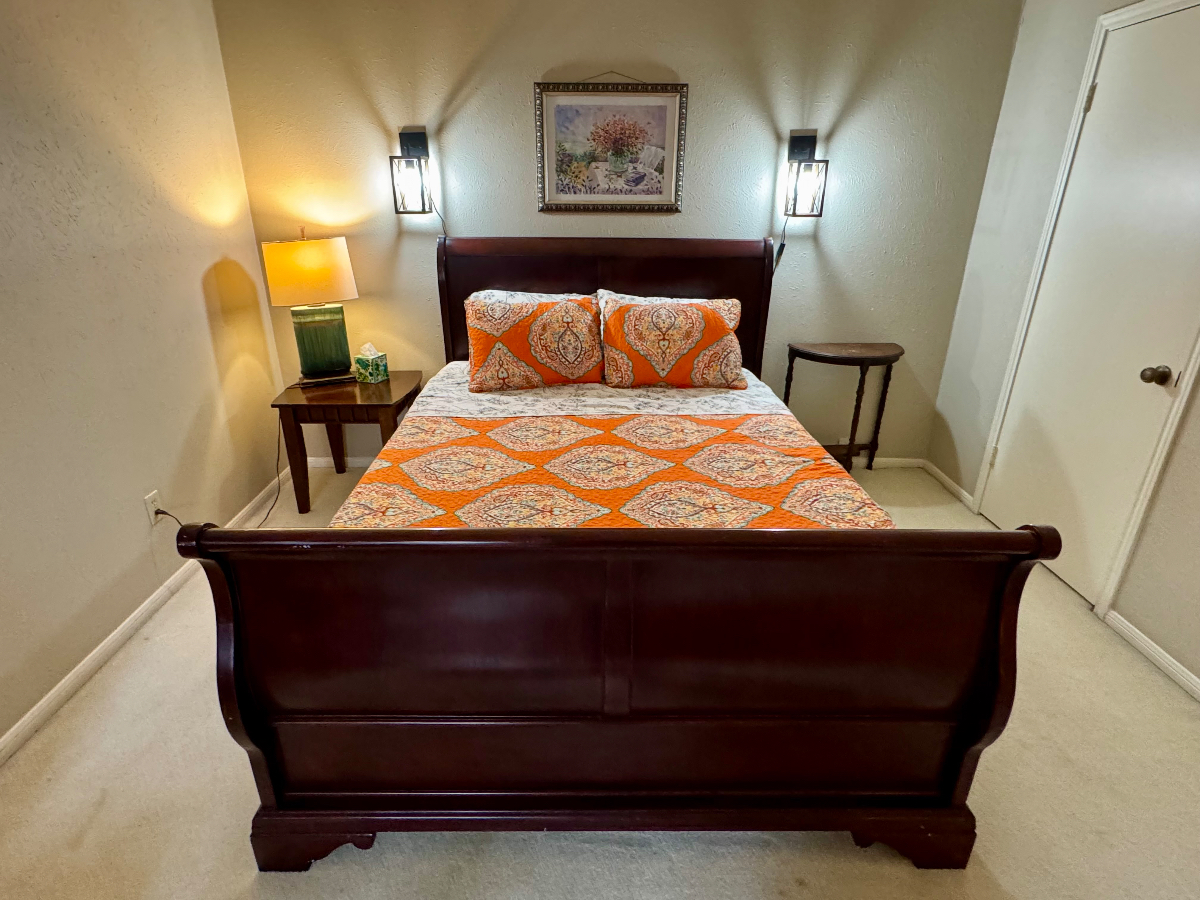 Large Bedroom with Private Bathroom, light and bright living room. - Photo 1