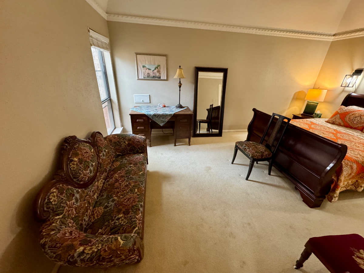Large Bedroom with Private Bathroom, light and bright living room. - Photo 2