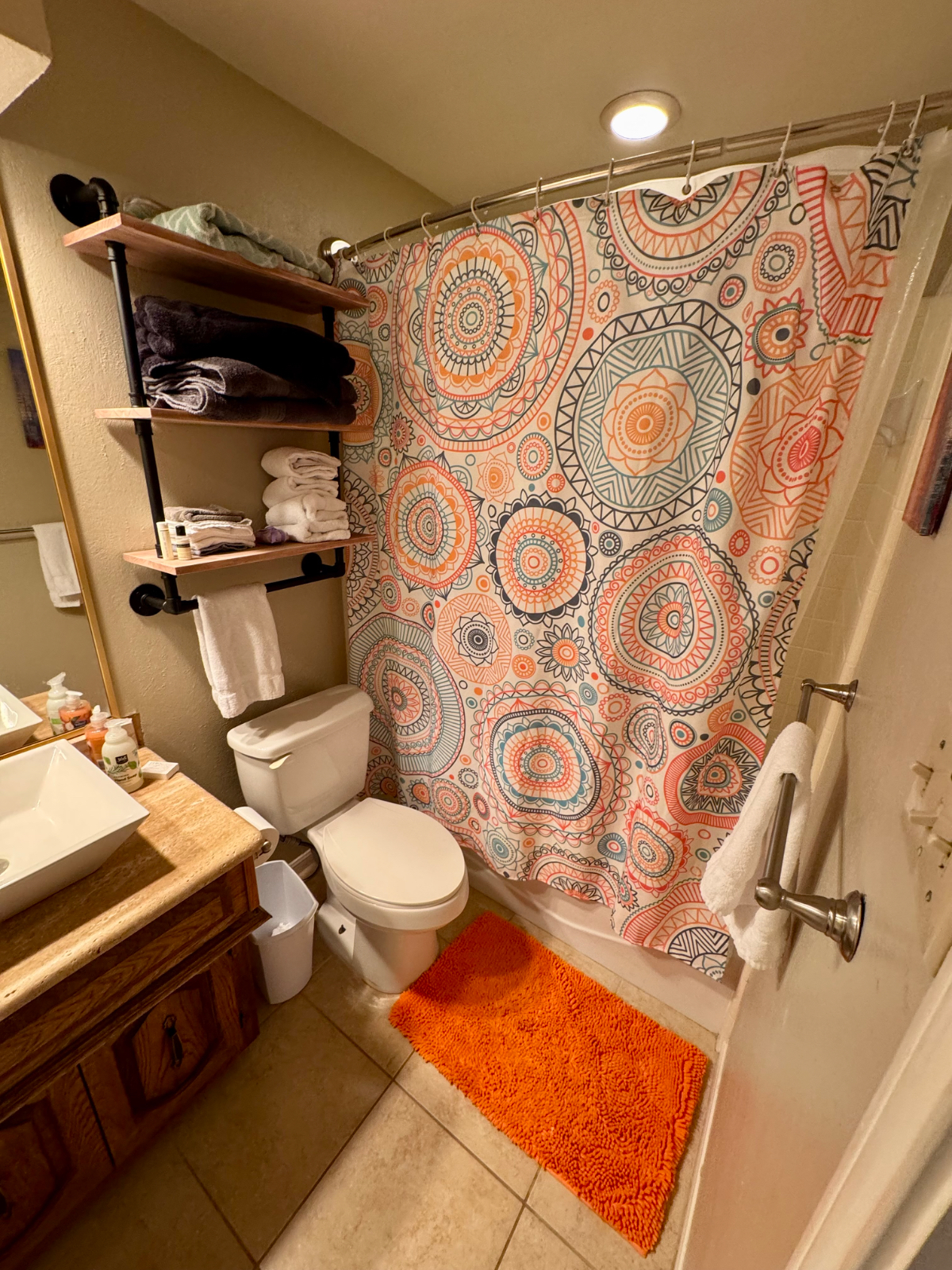 Large Bedroom with Private Bathroom, light and bright living room. - Photo 3
