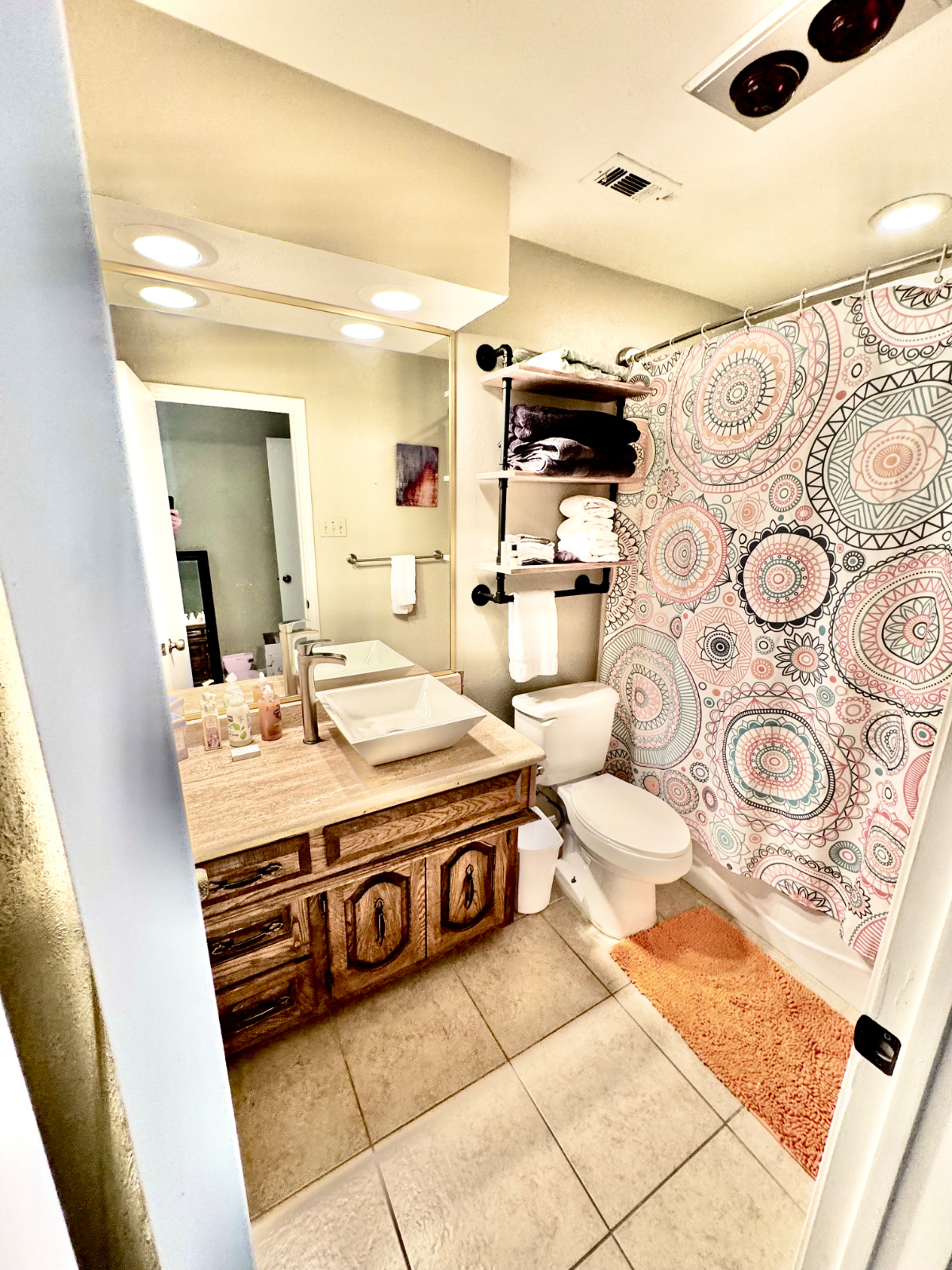 Large Bedroom with Private Bathroom, light and bright living room. - Photo 4