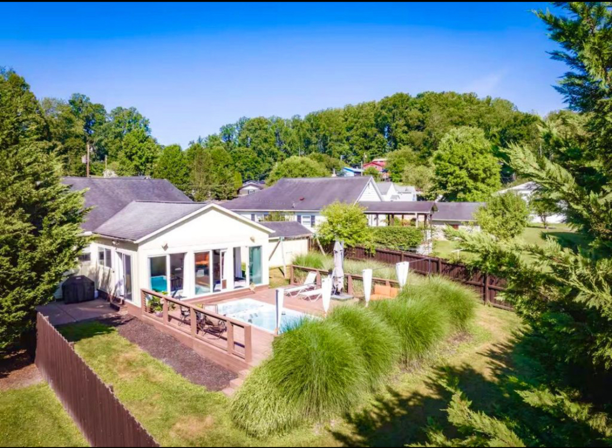 The Lilypad-Pool & Hottub and Walk to Downtown - Photo 3