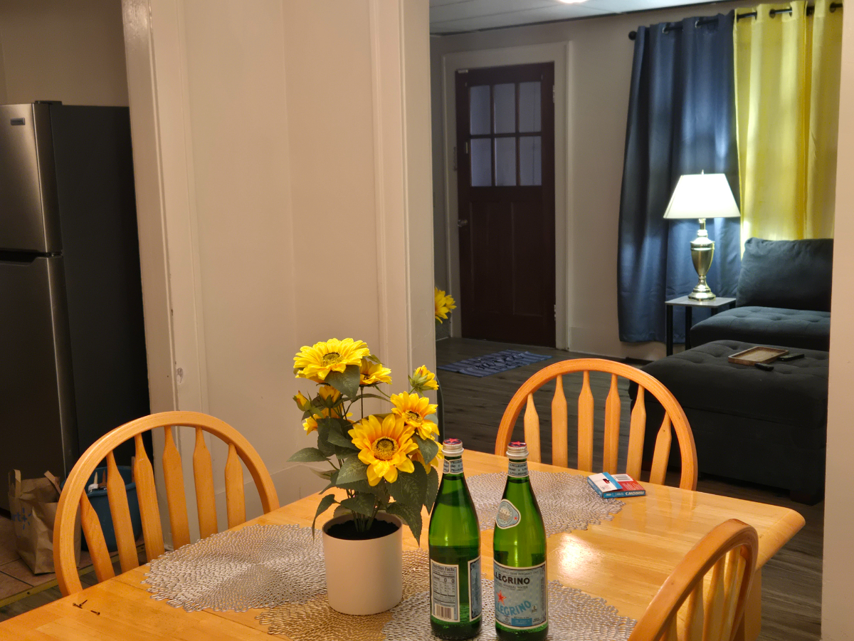 Brooks Ave 1 single bedrooms 1.5 miles from from Strong Memorial/ Shared bathroom with traveling Nur - Photo 2