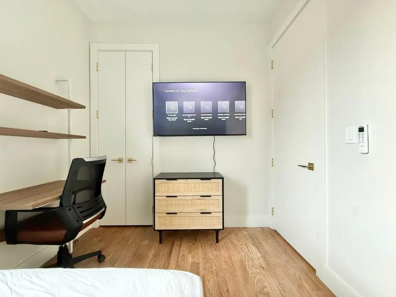 Furnished room in a 4 bedroom, AC, dishwasher 796 - Photo 1
