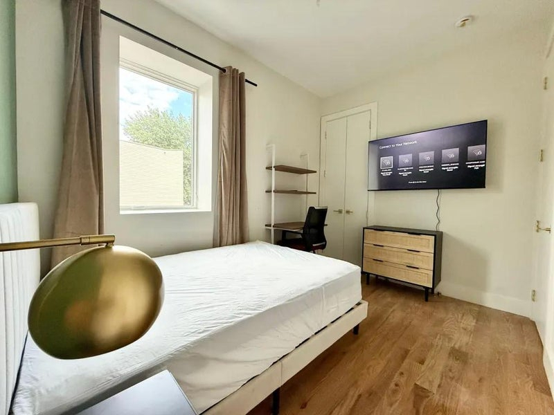 Furnished room in a 4 bedroom, AC, dishwasher 796 - Photo 2