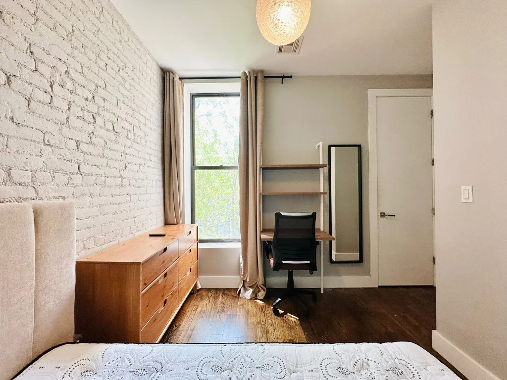 Exposed Brick HDTV Room, Laundry, AC, Rooftop, 528 - Photo 1
