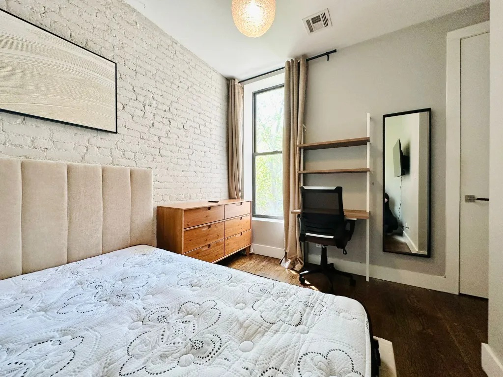 Exposed Brick HDTV Room, Laundry, AC, Rooftop, 528 - Photo 2