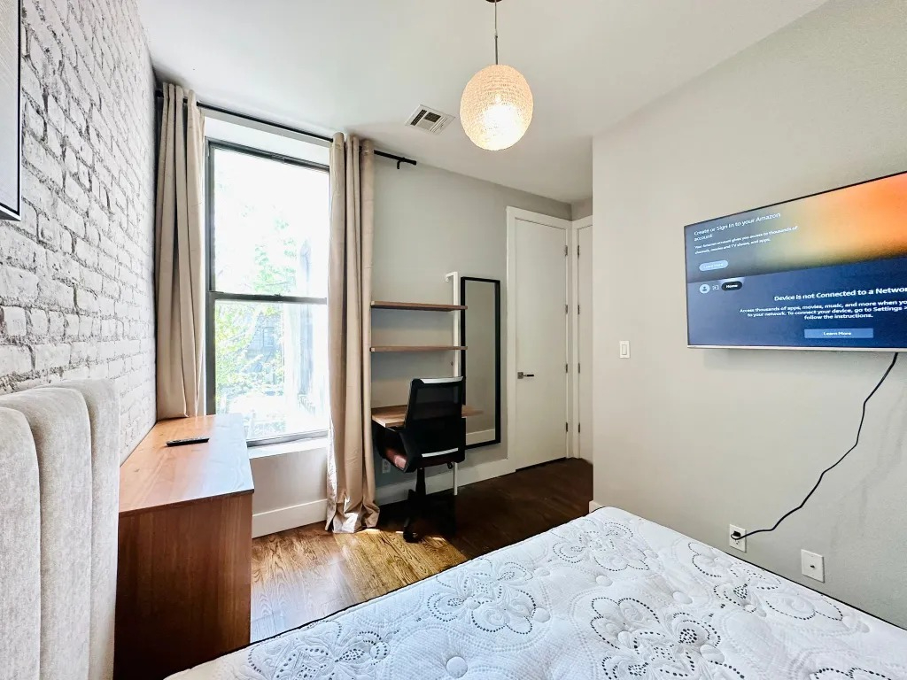 Exposed Brick HDTV Room, Laundry, AC, Rooftop, 528 - Photo 4