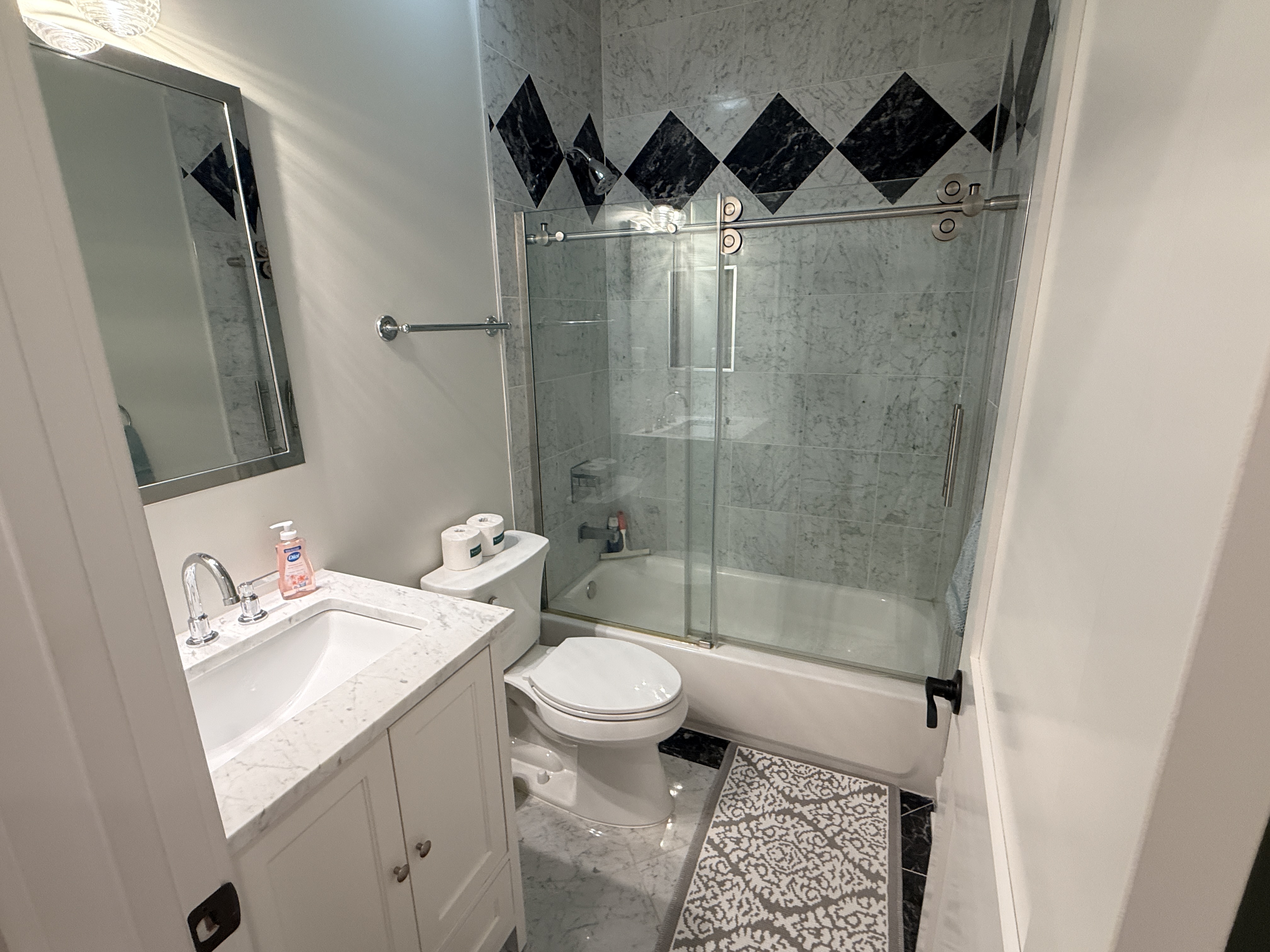 Beautiful Capitol Hill Row Home 2bed/2.1 bath *Can only lease till End of Feb 2027* - Photo 7