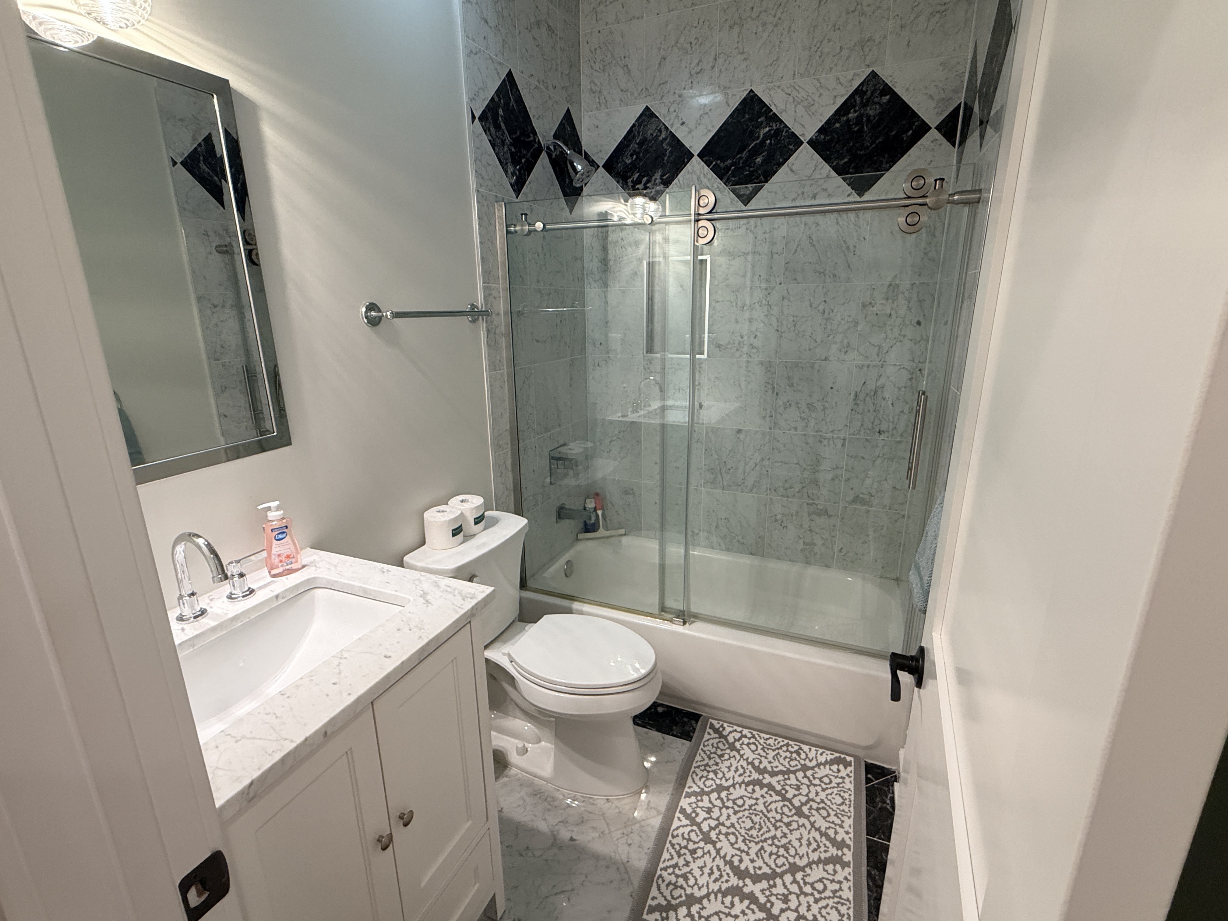 Beautiful Capitol Hill Row Home 2bed/2.1 bath *Can only lease till End of Feb 2027* - Photo 5