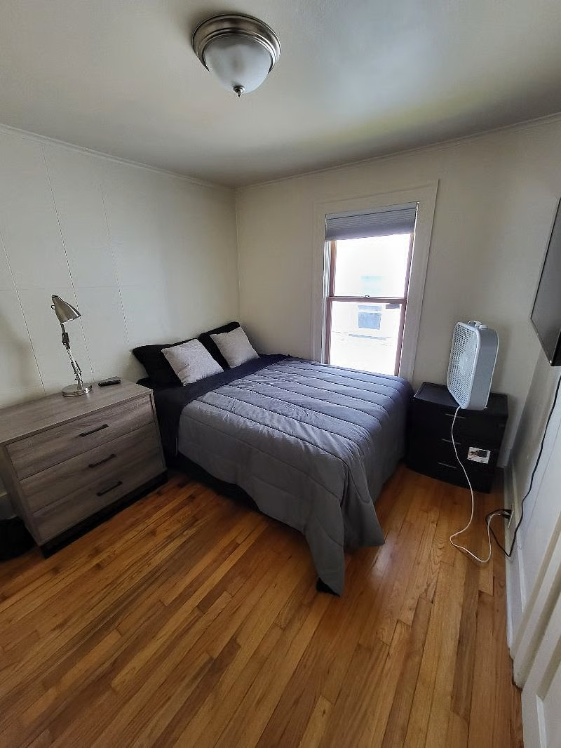 Quiet and Comfy Upper Level 1 Bedroom Apartment in Popular Neighborhood - Photo 4
