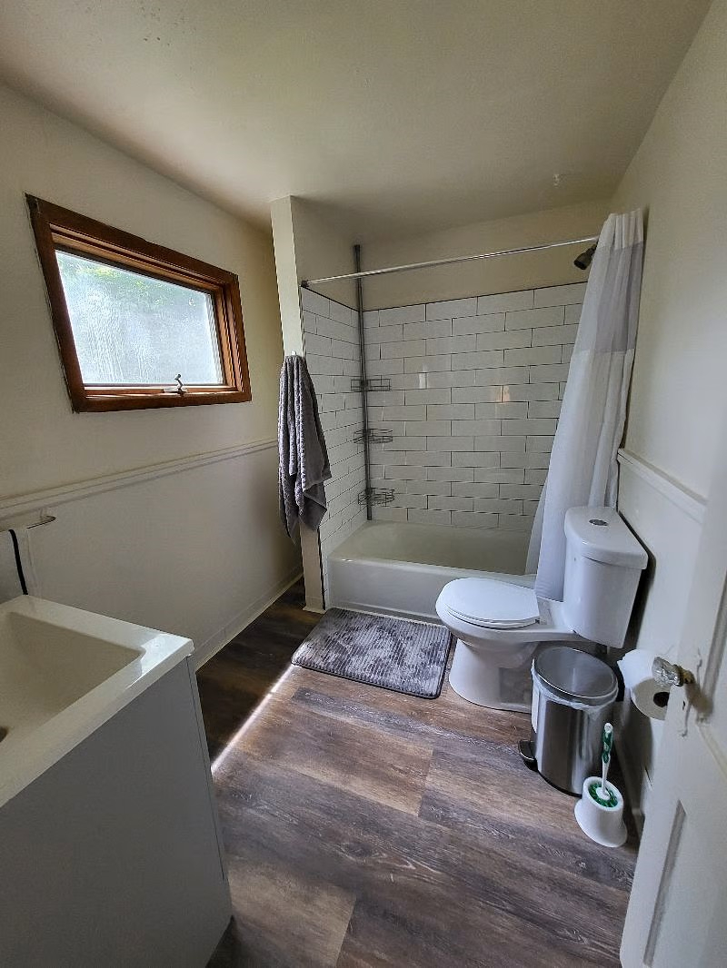 Quiet and Comfy Upper Level 1 Bedroom Apartment in Popular Neighborhood - Photo 2