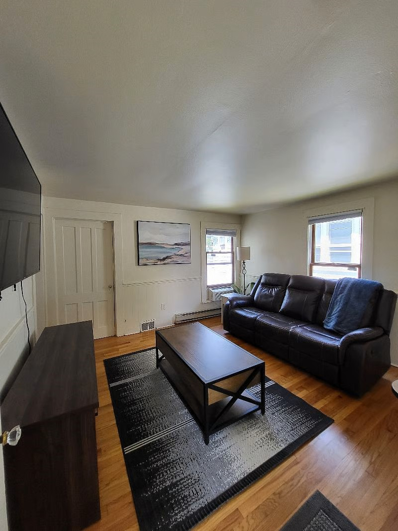 Quiet and Comfy Upper Level 1 Bedroom Apartment in Popular Neighborhood - Photo 3