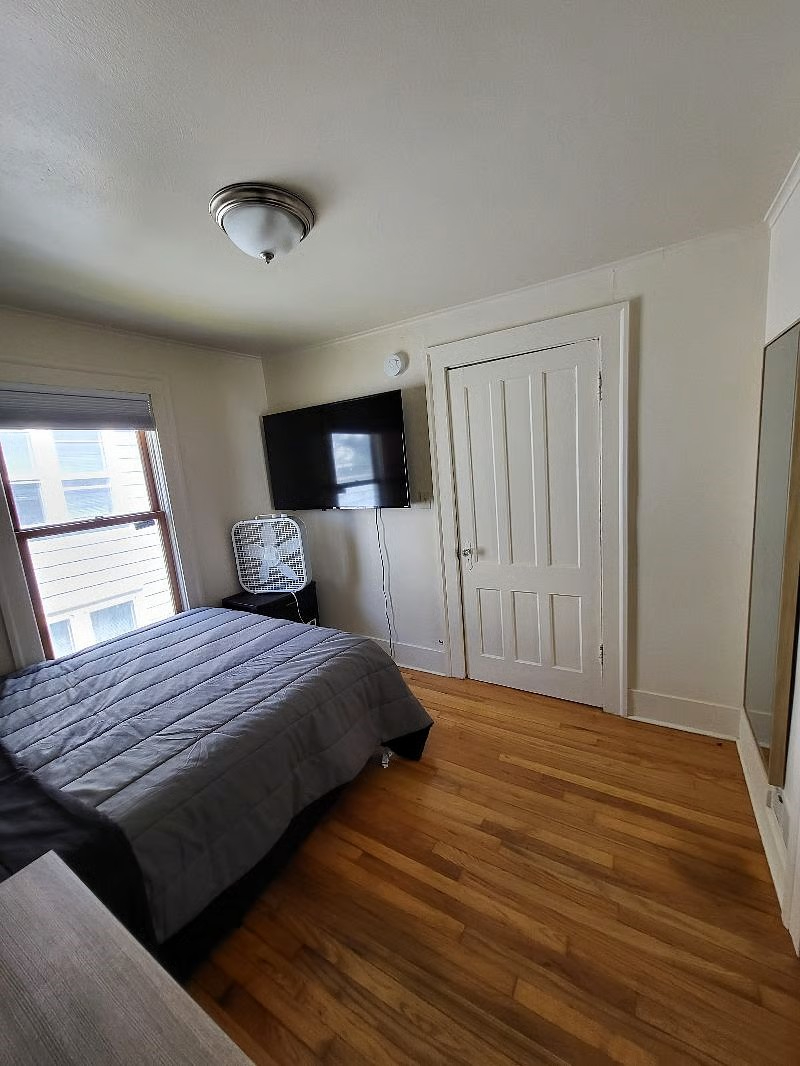 Quiet and Comfy Upper Level 1 Bedroom Apartment in Popular Neighborhood - Photo 5