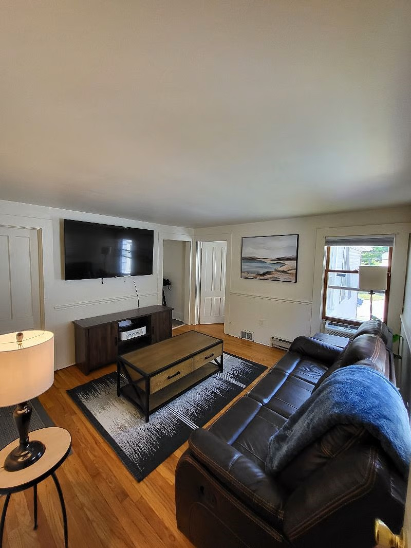 Quiet and Comfy Upper Level 1 Bedroom Apartment in Popular Neighborhood - Photo 6